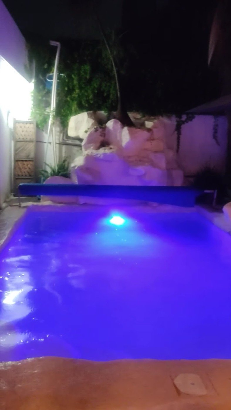 Alberca iluminada de noche