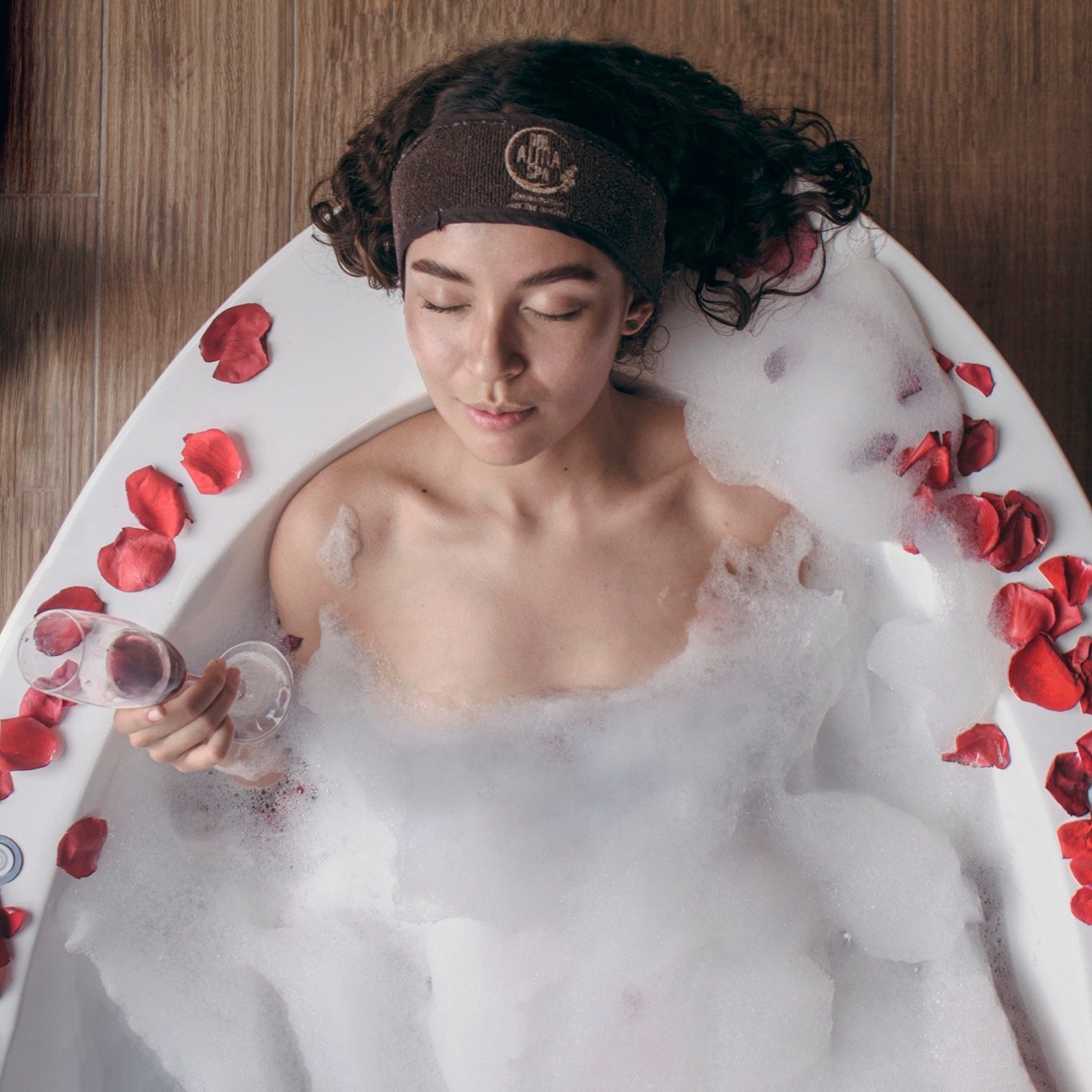 Tina con espuma y pétalos de rosa